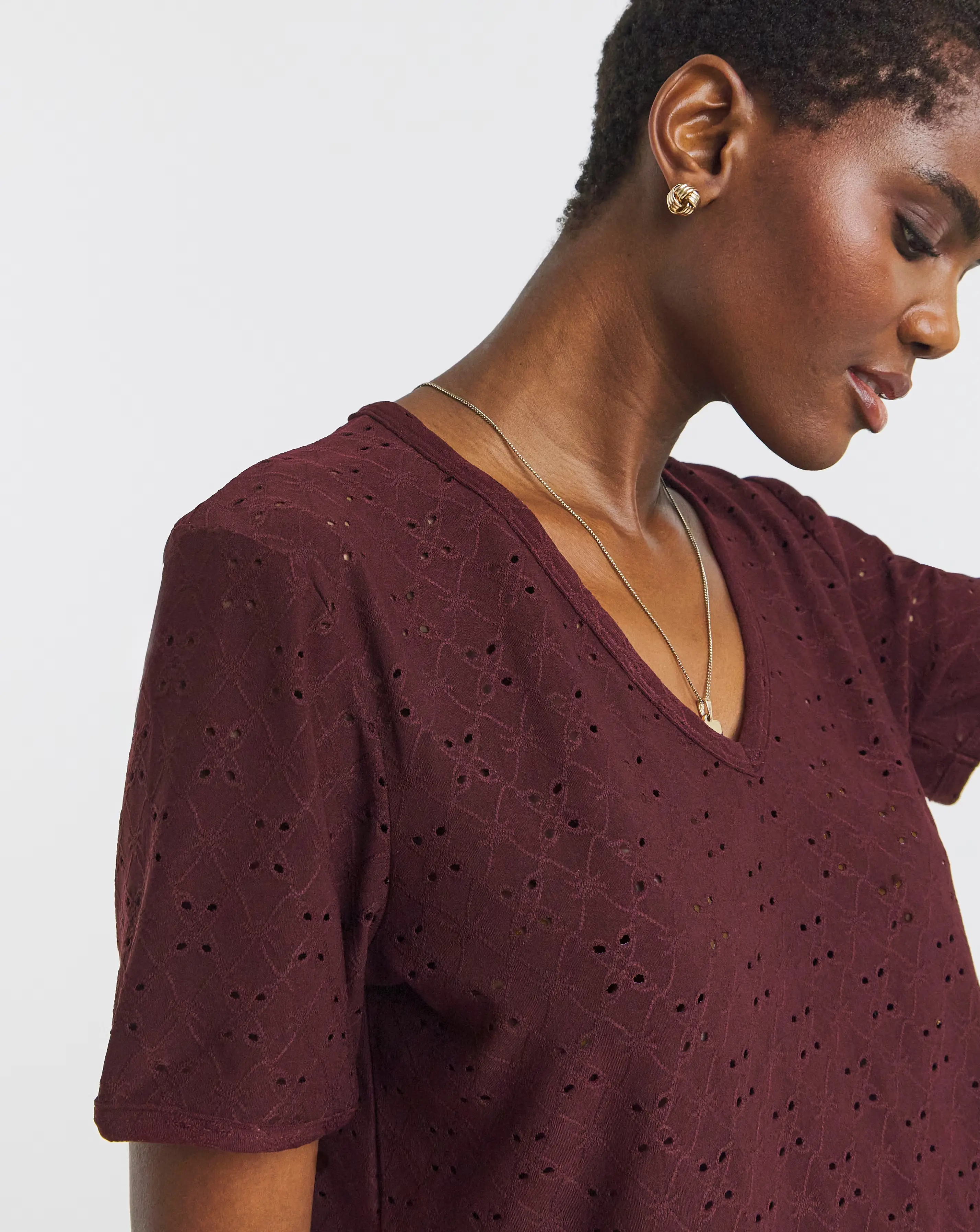 Berry V-Neck Broderie T-Shirt 3 Berry V-Neck Broderie T-Shirt