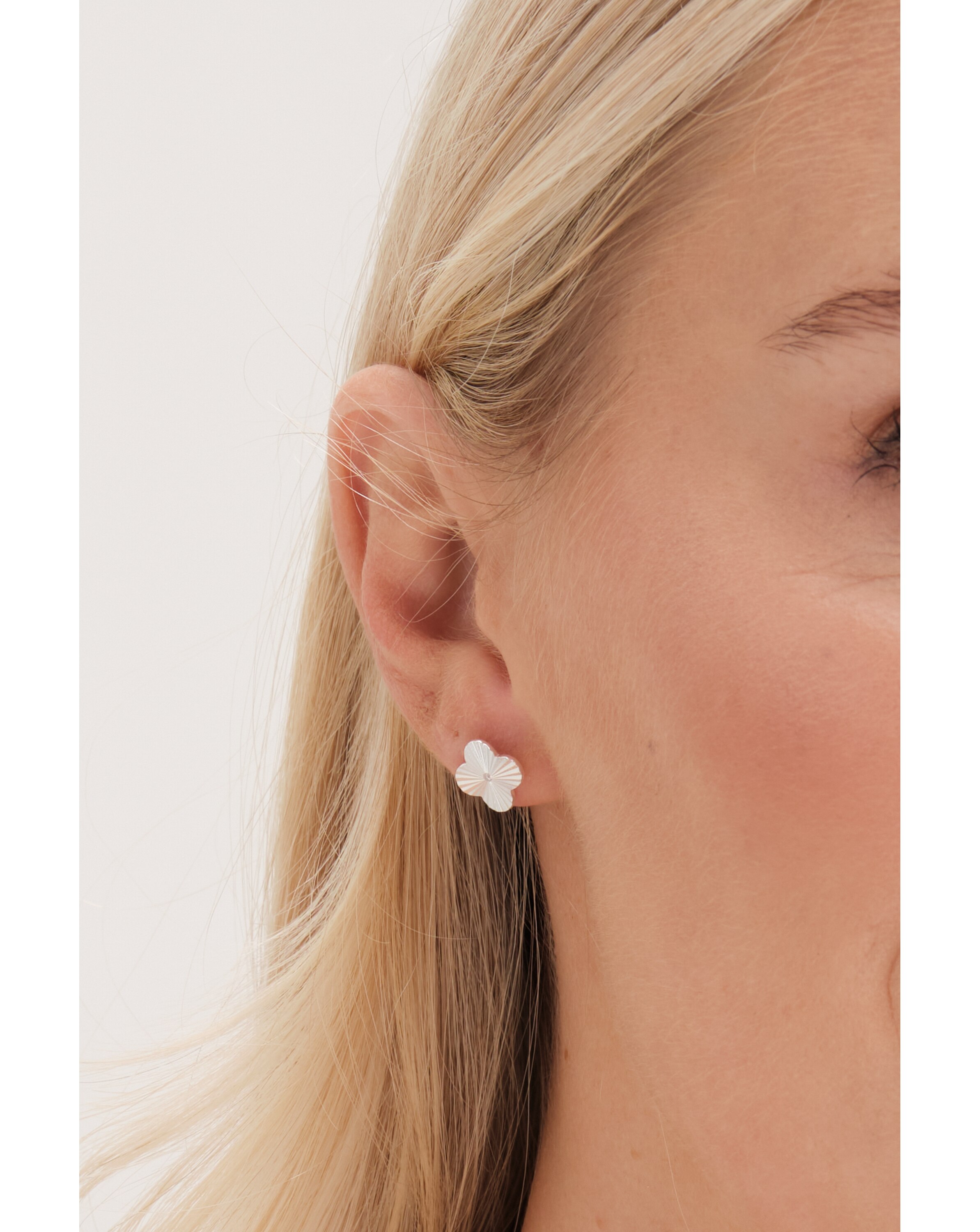 Simply Silver Sterling Silver 925 Diamond Cut Clover stud Earrings 2 Simply Silver Sterling Silver 925 Diamond Cut Clover stud Earrings