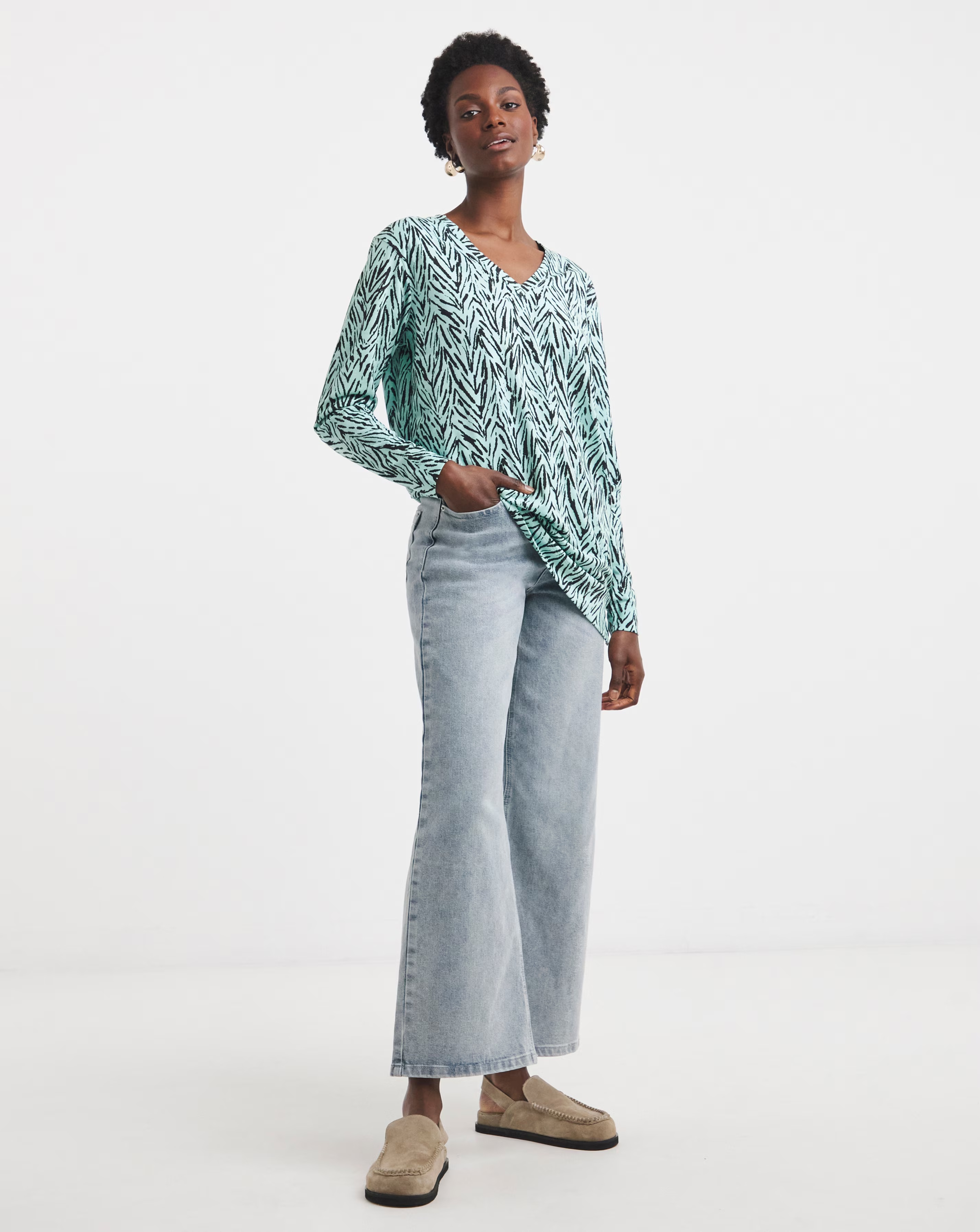 V-Neck Split Hem Slouch T-Shirt 2 V-Neck Split Hem Slouch T-Shirt