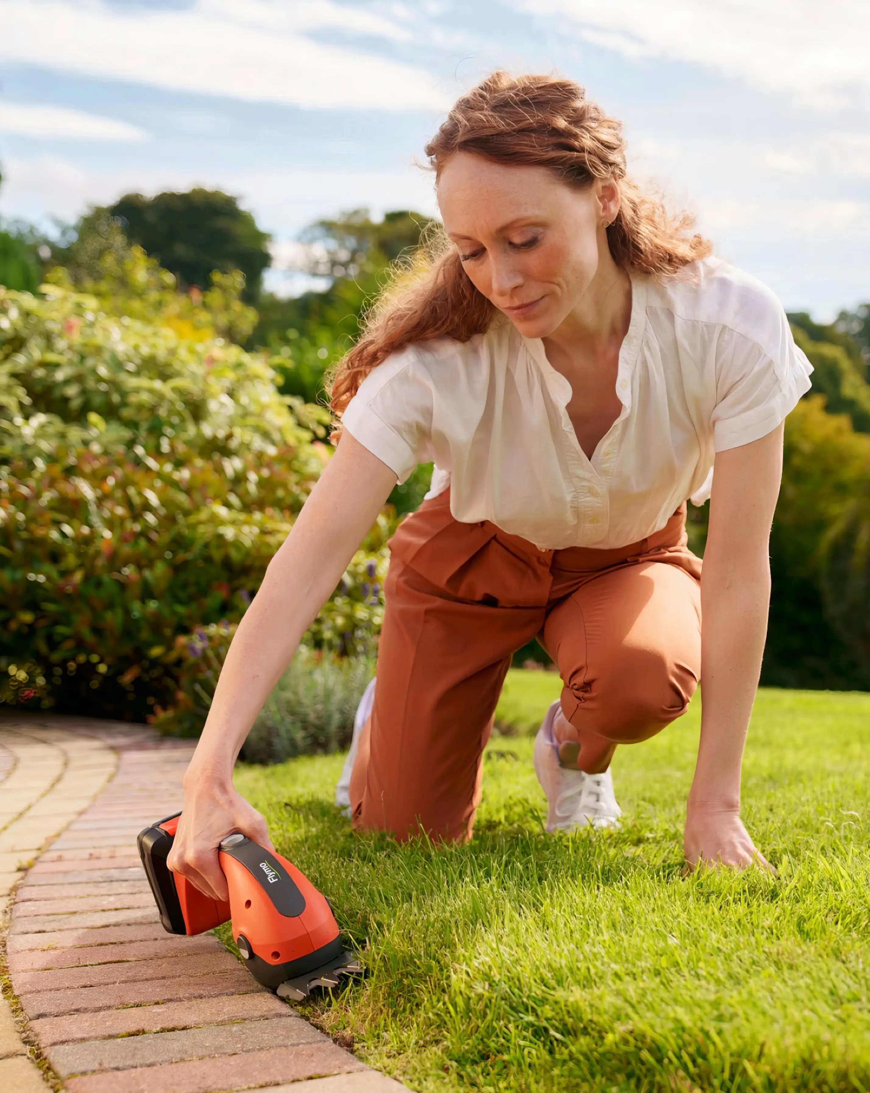 Flymo 18V SimpliShear Cordless Hedge Trimmer Kit 3 Flymo 18V SimpliShear Cordless Hedge Trimmer Kit