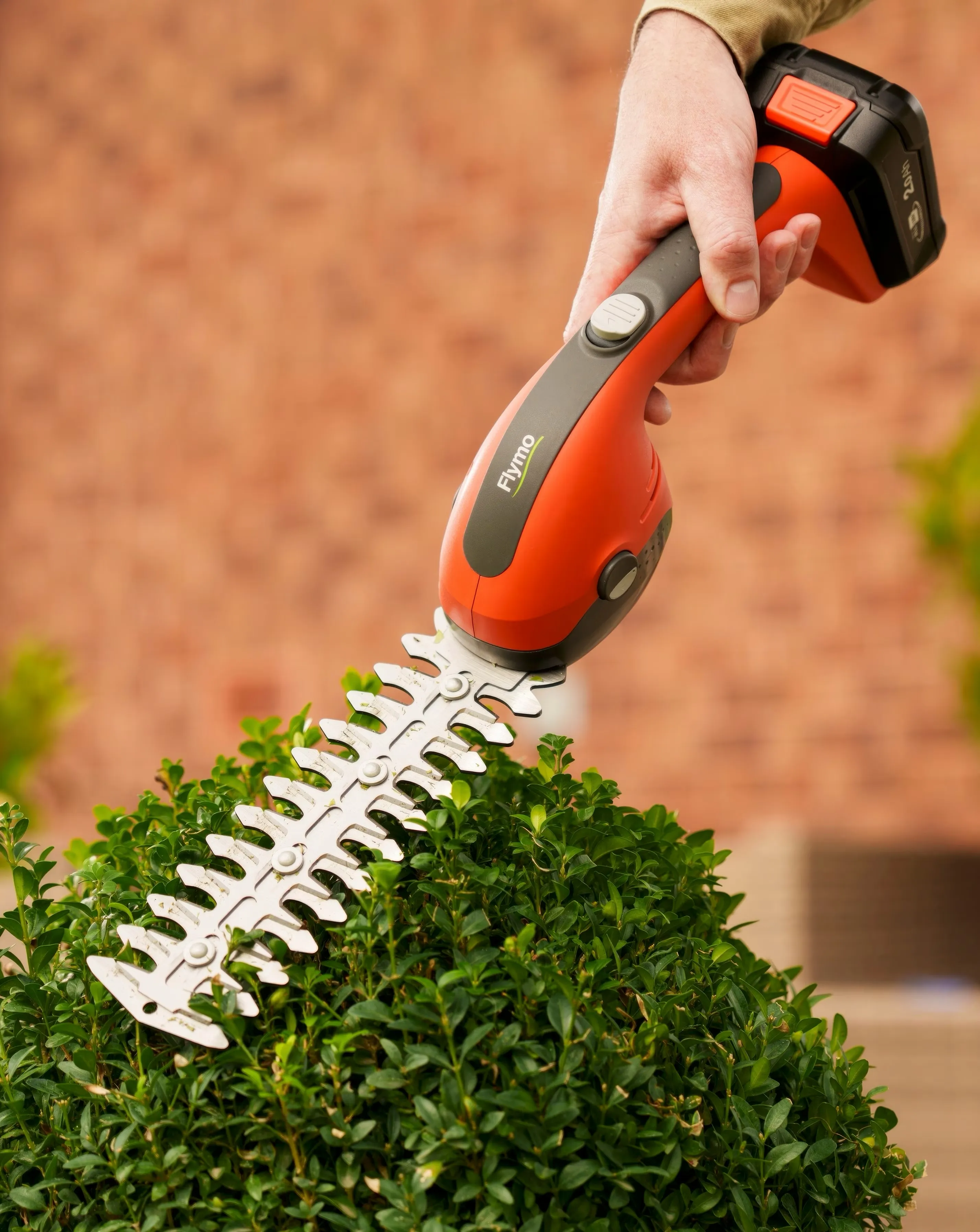 Flymo 18V SimpliShear Cordless Hedge Trimmer Kit 7 Flymo 18V SimpliShear Cordless Hedge Trimmer Kit