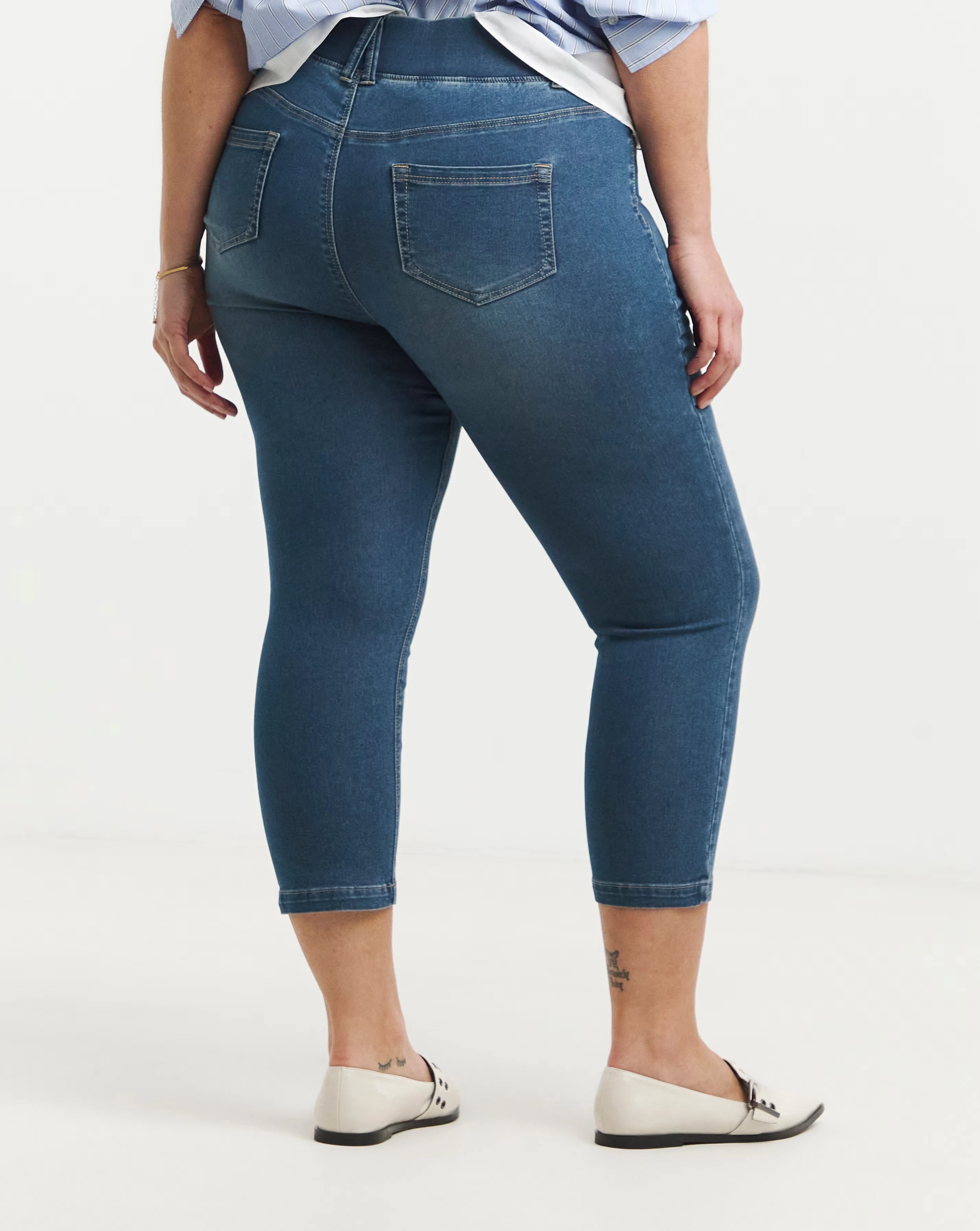Mid Wash Pull On Capri Jegging 2 Mid Wash Pull On Capri Jegging