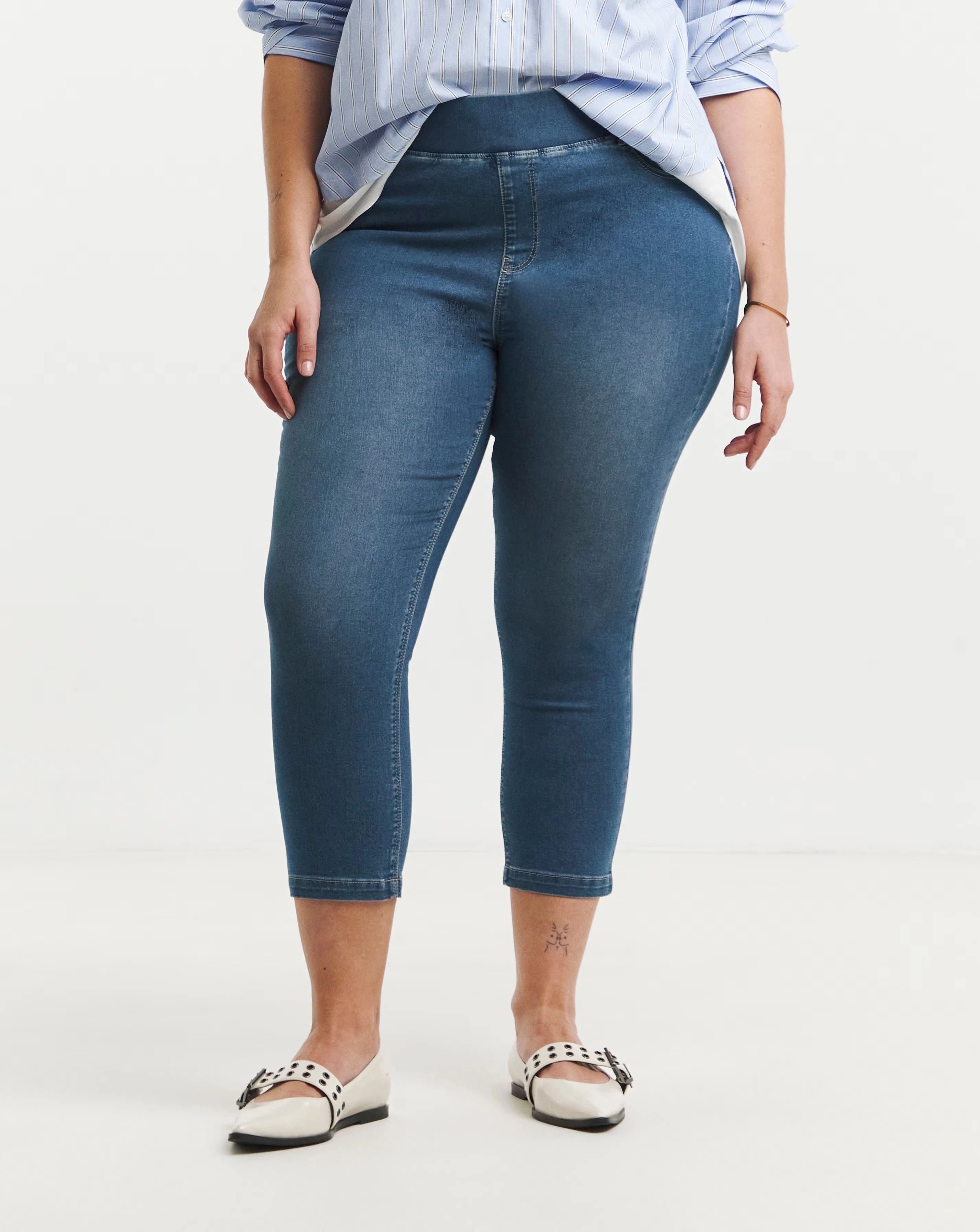 Mid Wash Pull On Capri Jegging 6 Mid Wash Pull On Capri Jegging