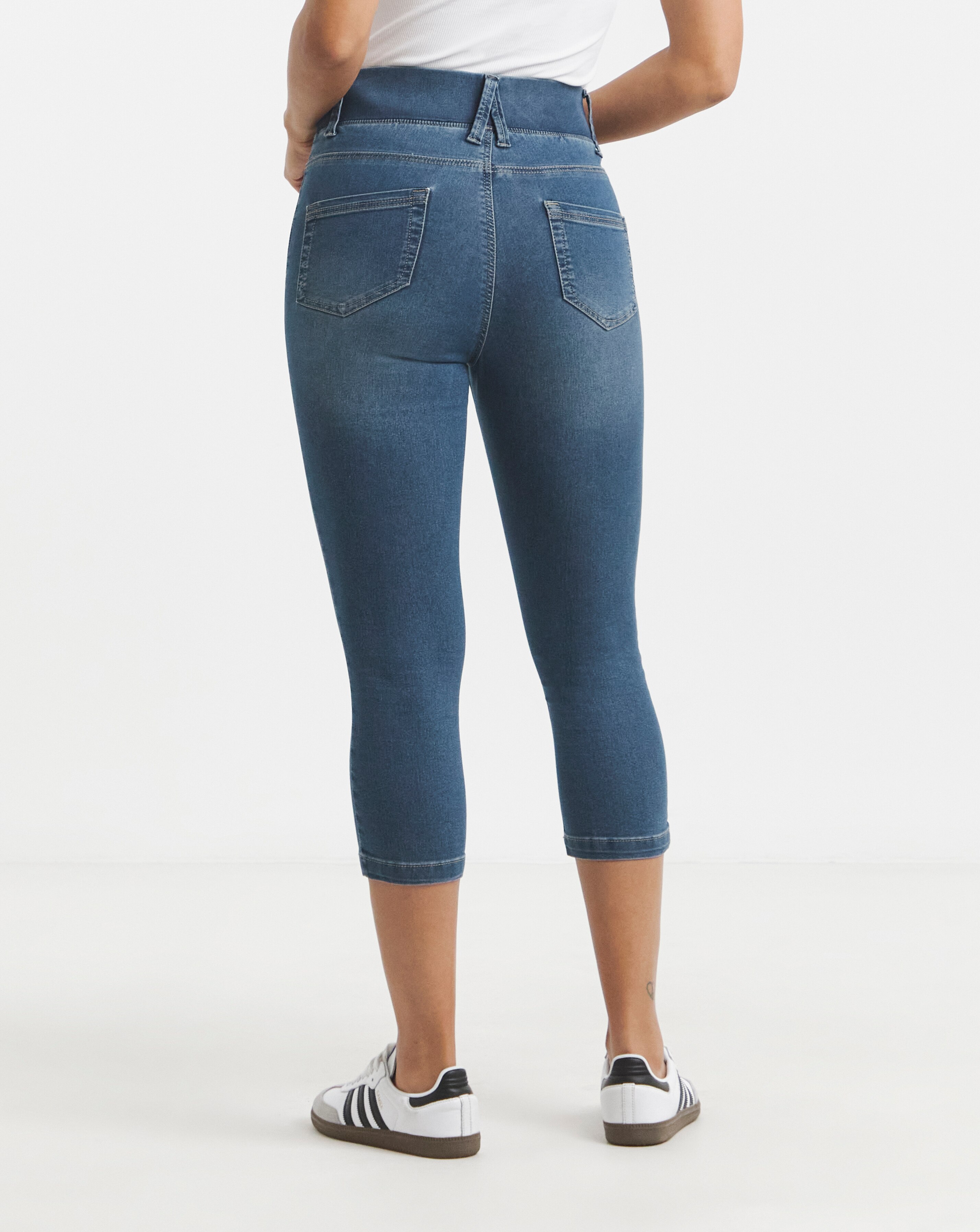 Mid Wash Pull On Capri Jegging 7 Mid Wash Pull On Capri Jegging