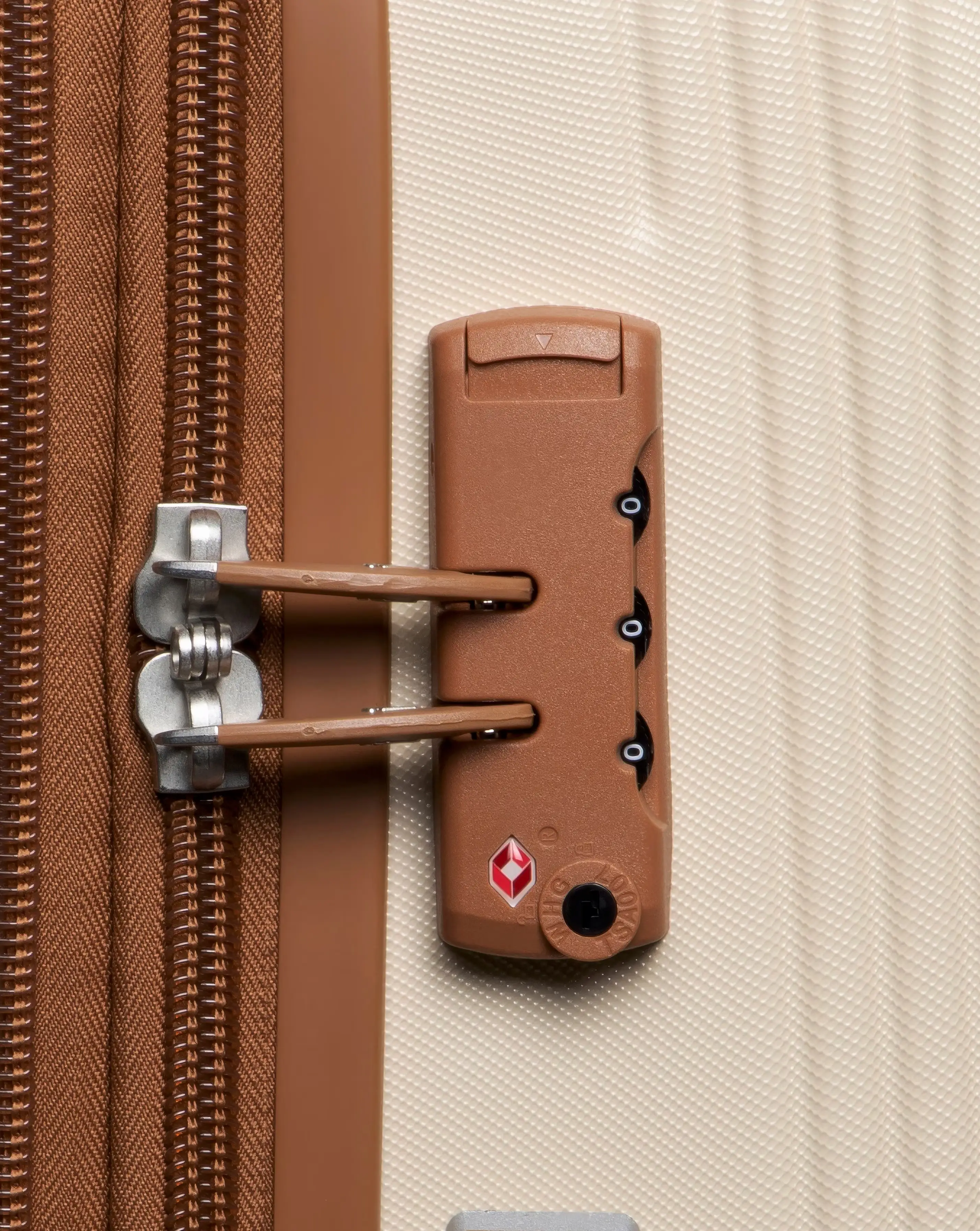 IT Luggage Clarify Large Suitcase 8 IT Luggage Clarify Large Suitcase