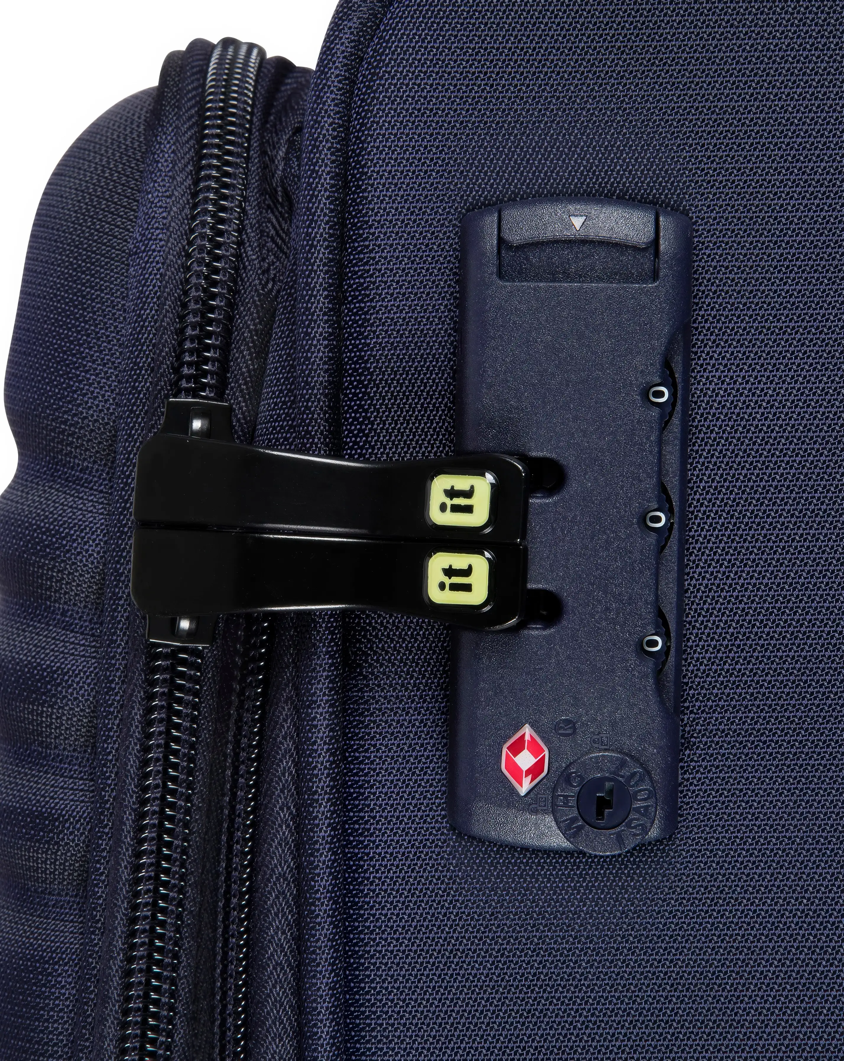 IT Luggage Circulator Large Suitcase 3 IT Luggage Circulator Large Suitcase