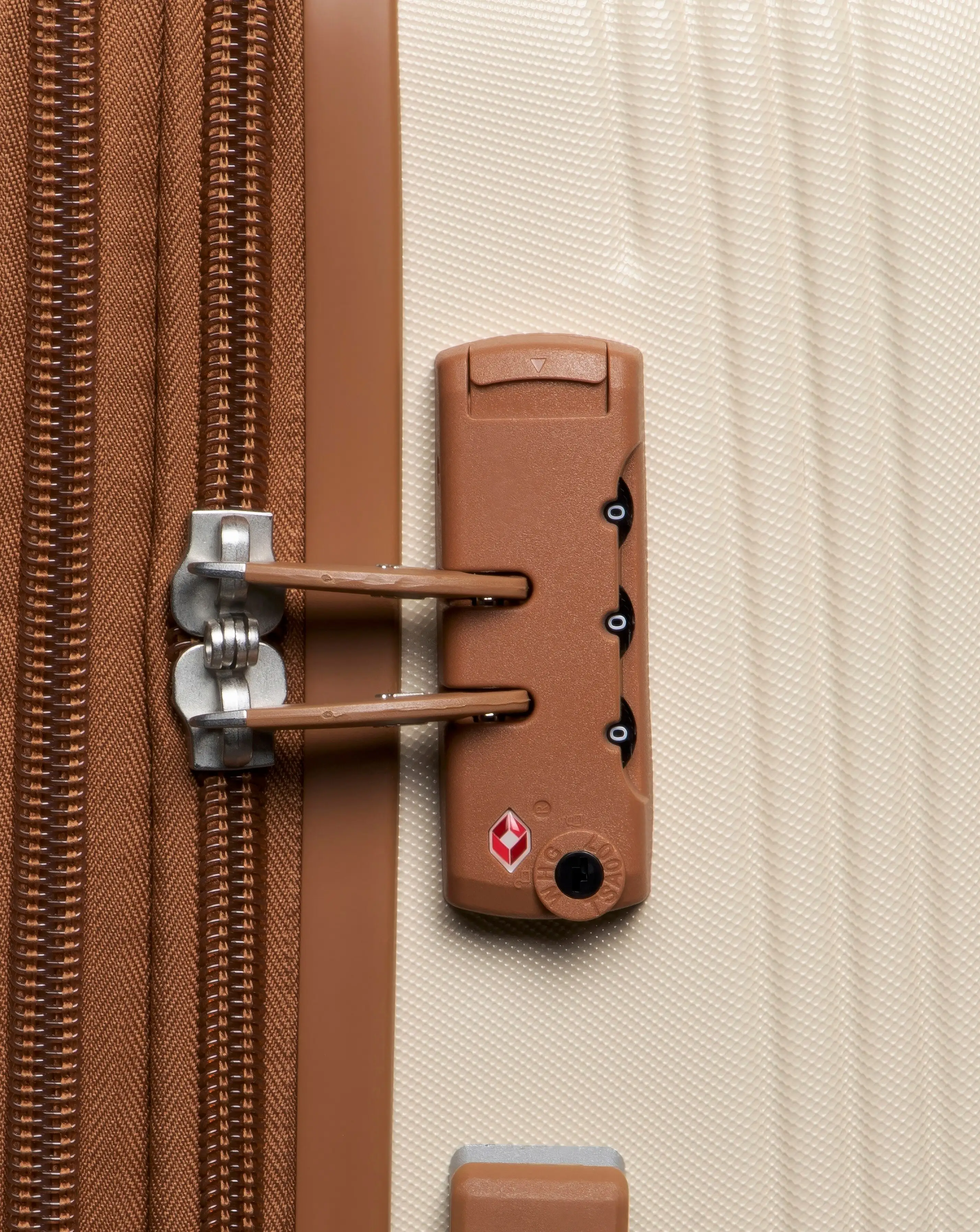 IT Luggage Clarify Medium Suitcase 8 IT Luggage Clarify Medium Suitcase