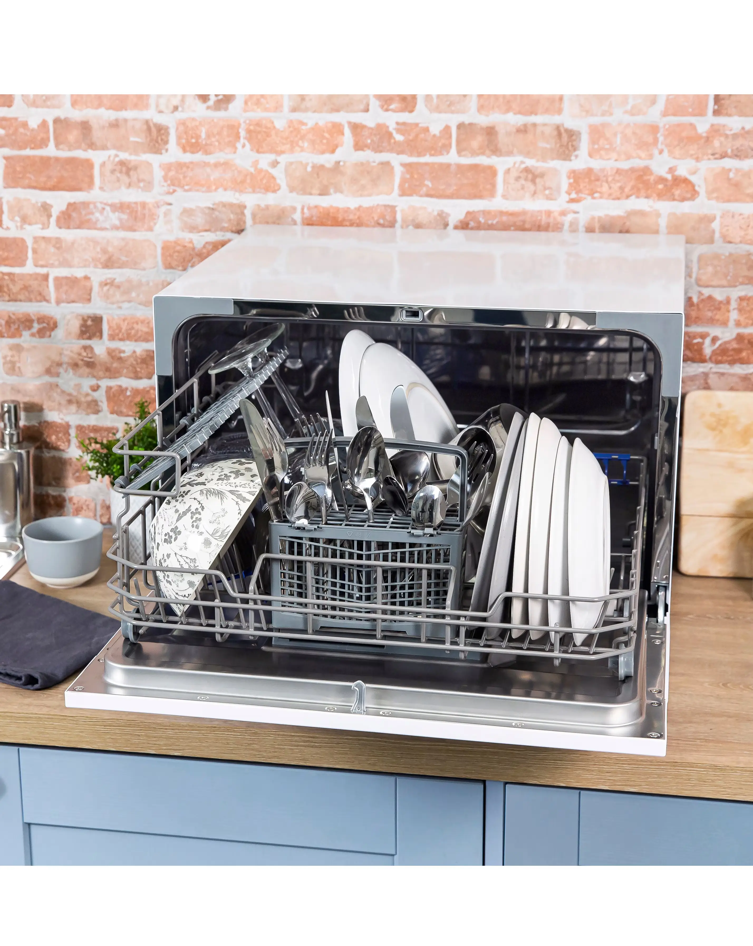 Russell Hobbs RHTTDW6W Table Top Dishwasher - White 4 Russell Hobbs RHTTDW6W Table Top Dishwasher - White